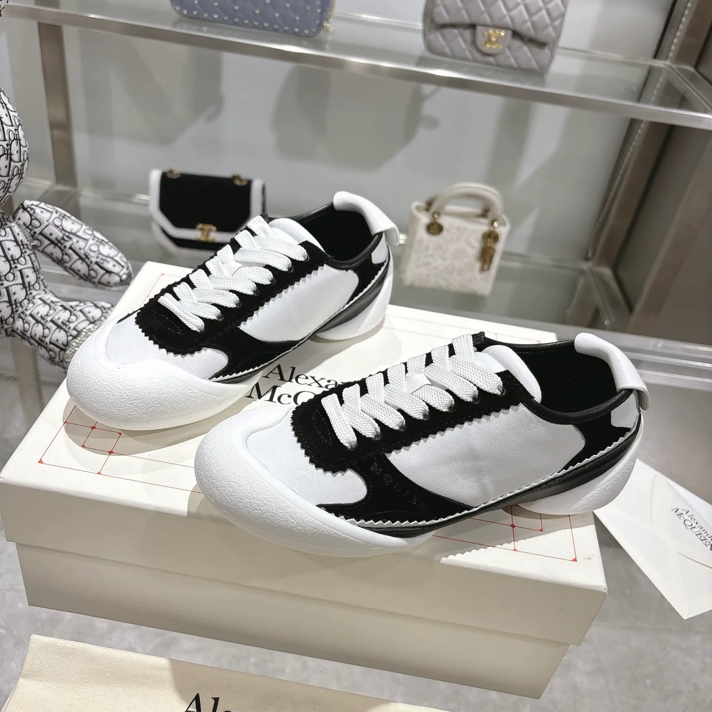 👟👟Ex-factory price 580👟👟 Men's size +10 2025 McQueen's new AIexanderMcQUEEN✅ The original quality has been certified! The original version is reproduced 1:1, and the latest products are available at the latest counters simultaneously. • McQueen logo • Round toe box • Lightweight segmented sole design, made of imported stretch breathable fabric + grained cowhide, soft inner lining and insole, comfortable for walking and not stuffy on the feet. Five colors: black and white • white • apricot • black brown • yellow Fabric: grained cowhide + stretch fabric + cow suede Insole: imported sheepskin Women’s model: 35–40 (40 for women is non-refundable) Men’s model: 40-45 (45 for men is non-refundable) Women’s model: (men’s model +10)